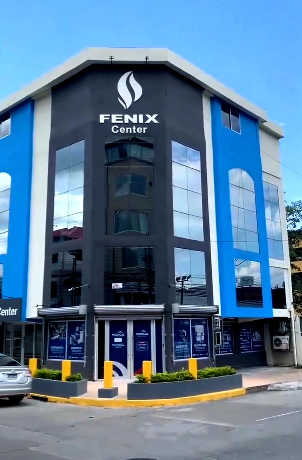 Paciente sonriendo tras tratamiento estético dental