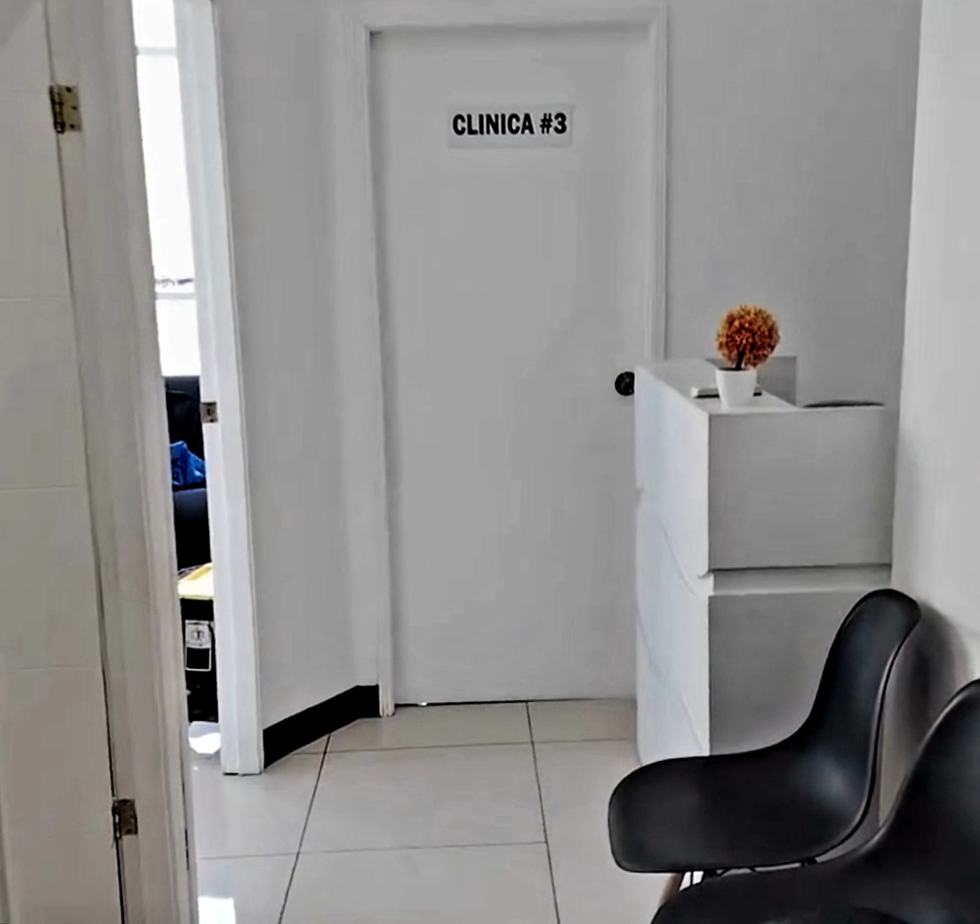 Equipo dental preparando instrumental en la clínica