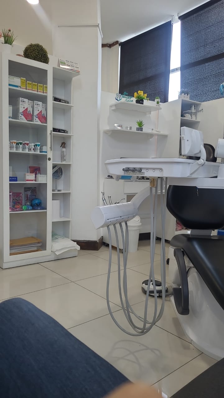 Sala de espera moderna de Jael's Dental Care
