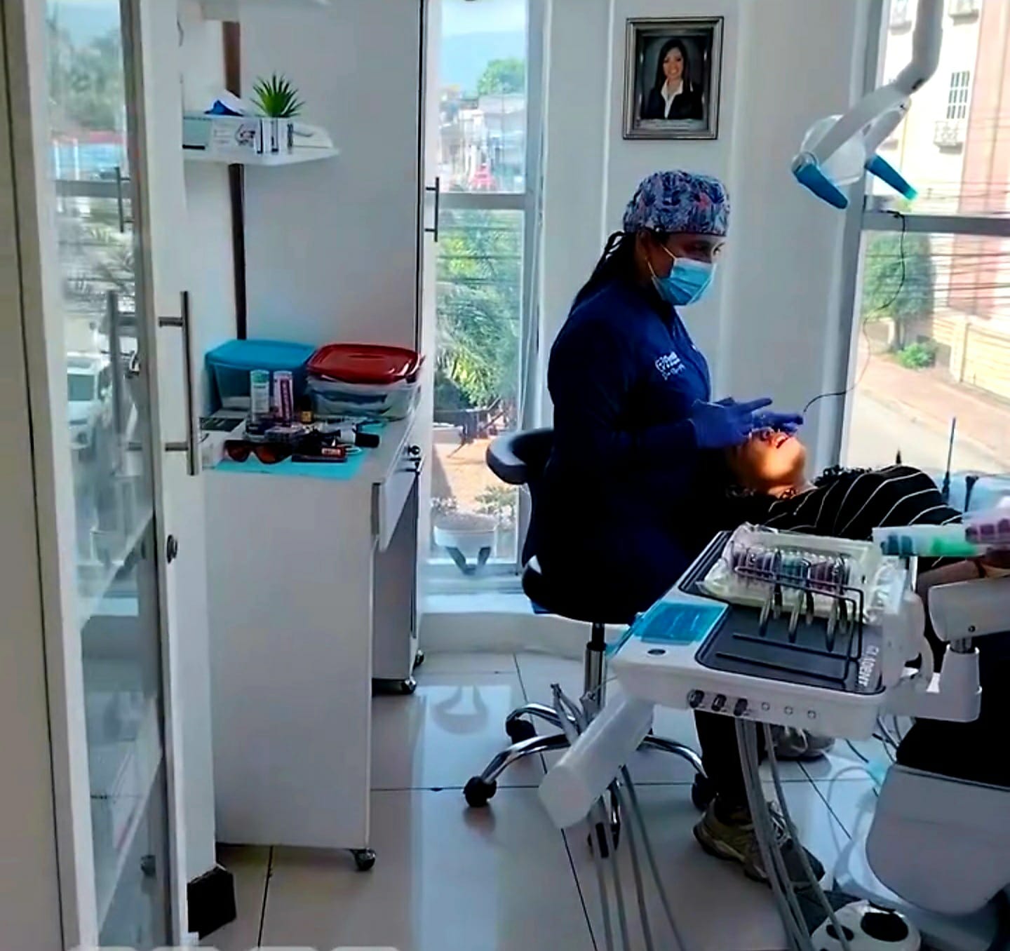 Detalle de equipo y materiales de odontología